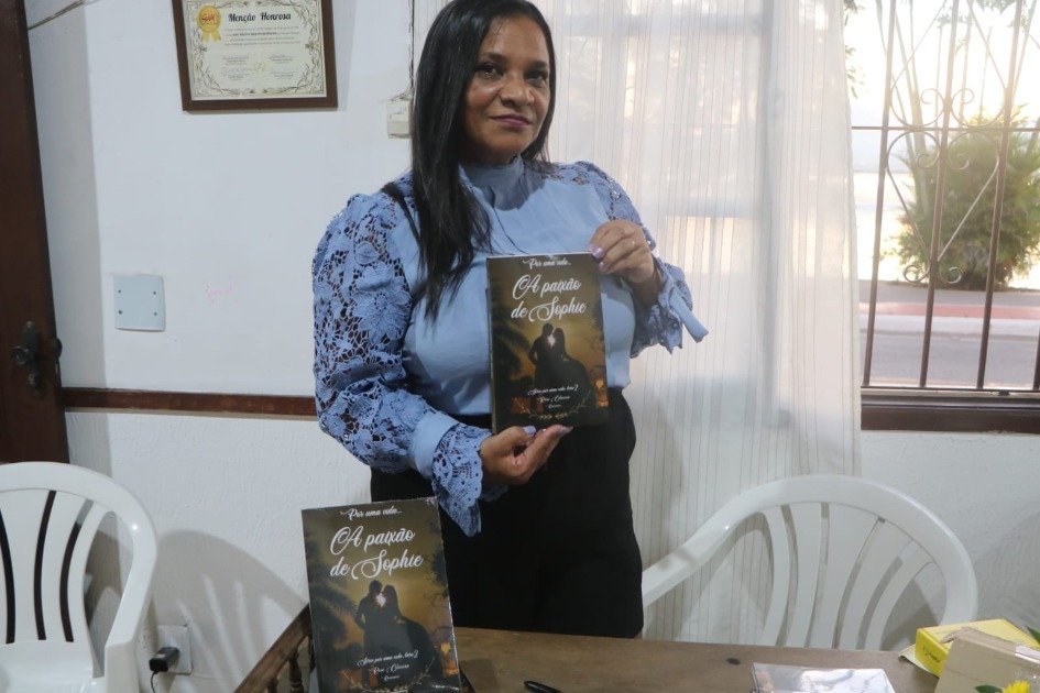 A Paixão de Sophie': Escritora maricaense Rose Oliveira lança seu novo livro